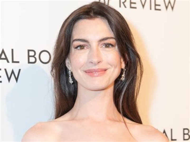 Anne Hathaway in Workout Top Lifts Weights — Celebwell
