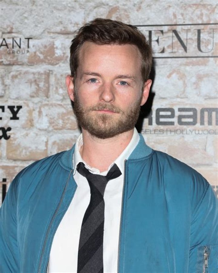 Christopher Masterson Biography - Facts, Childhood, Family Life & Achievements