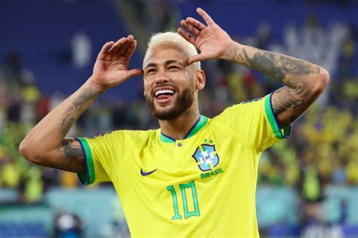 Does Neymar like his sister Rafaella Santos?