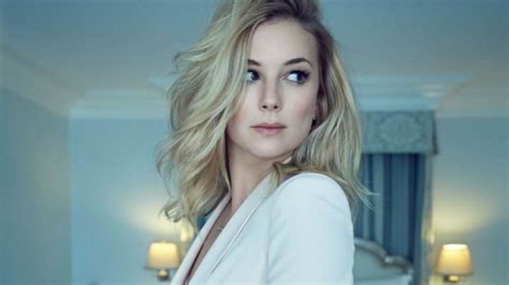 Emily VanCamp Biography - Facts, Childhood, Family Life & Achievements