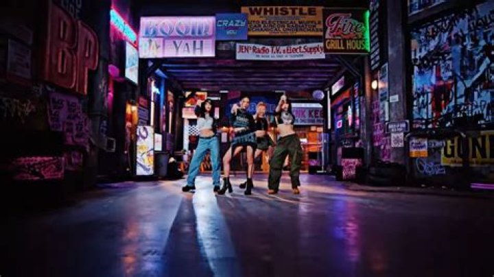 How many English songs are there in BLACKPINK’s BORN PINK album?