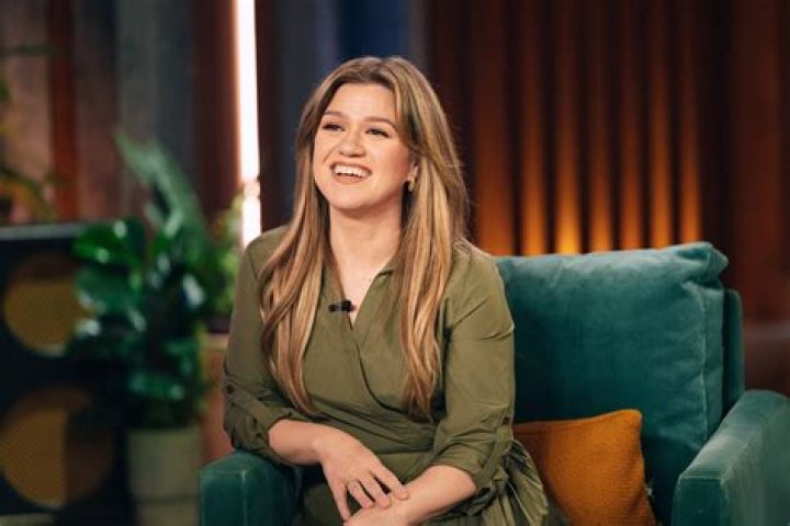 
How Much Money Does Kelly Clarkson Make? Latest Income Salary

