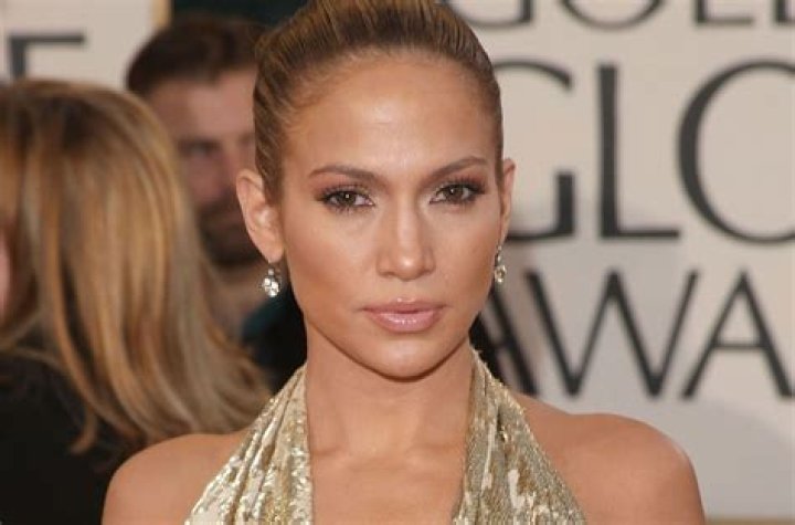 Jennifer Lopez Shows Off Her Unbelievable Abs In Barely There Pink Bathing Suit