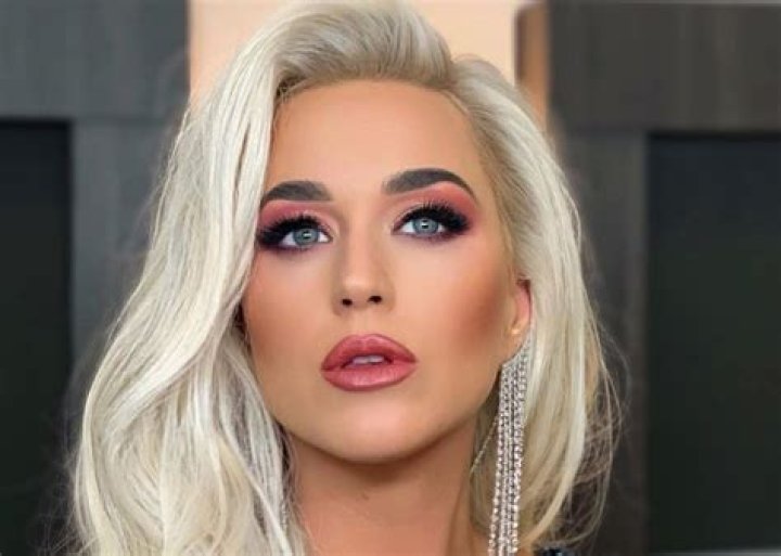 Katy Perry’s Hairstylist Shares Throwback Photos And Videos And Fans Are Freaking Out Over Her Hair!