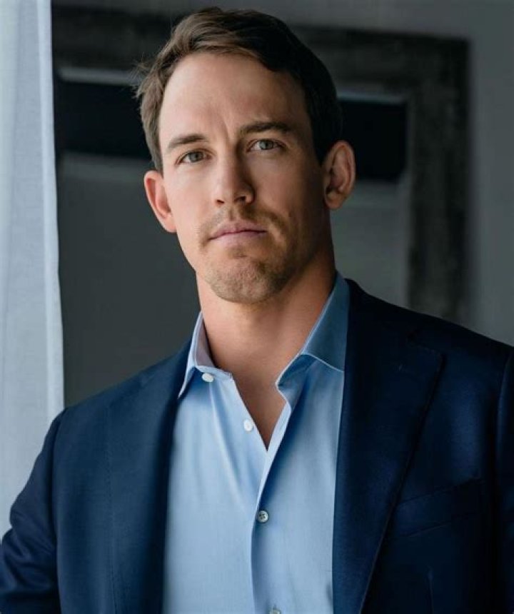 Luke Macfarlane Biography - Facts, Childhood, Family Life & Achievements