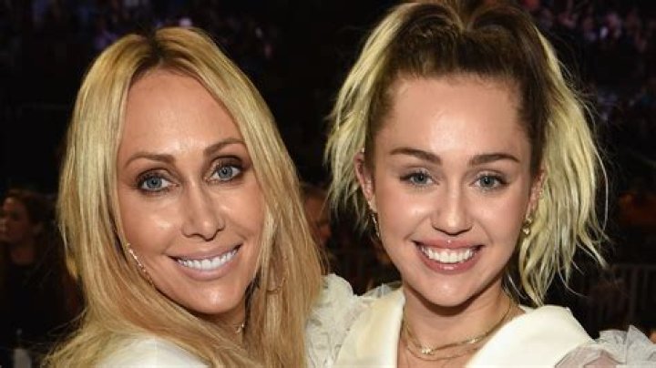 Miley Cyrus Photographed Having Lunch With Rumored Girlfriend Kaitlynn Carter Her Mom Tish