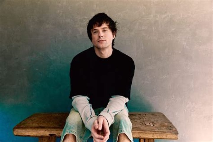 What is Alec Benjamin gender?
