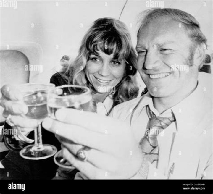 Who is Bobby Hull wife Deborah Hull?
